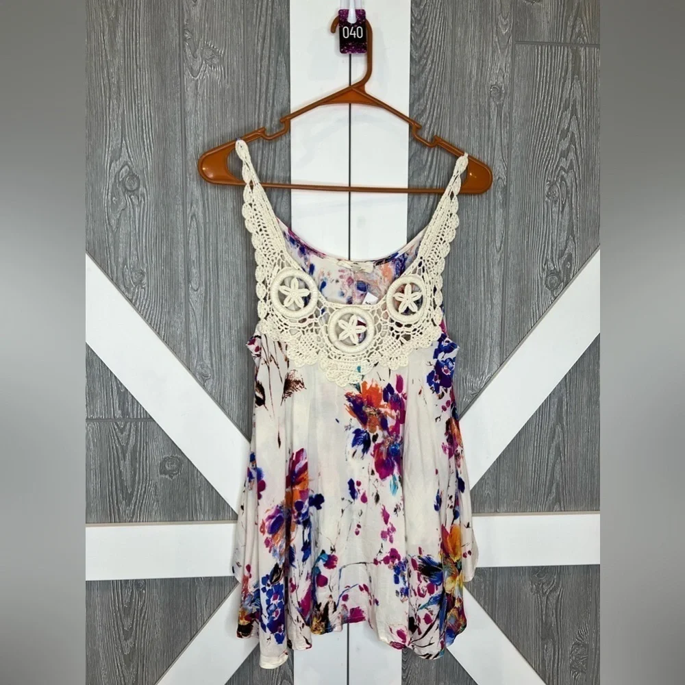 B4.31. NWOT Splash of Color Floral Sleeveless Crocheted Top Small - Picture 3 of 8